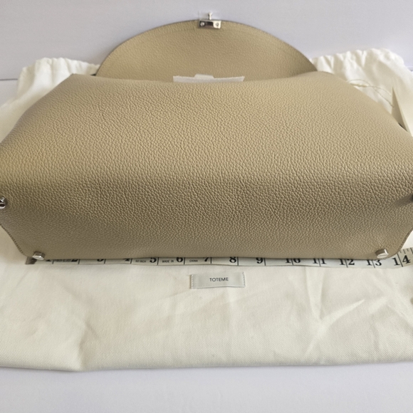 Toteme T-lock grained leather top handle bag desert - Picture 10 of 14